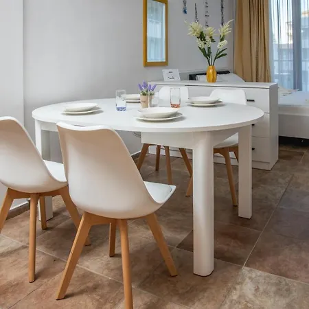 Stylish Flat In The Centre Of Sunny By Flаt Manаger アパート サニービーチ